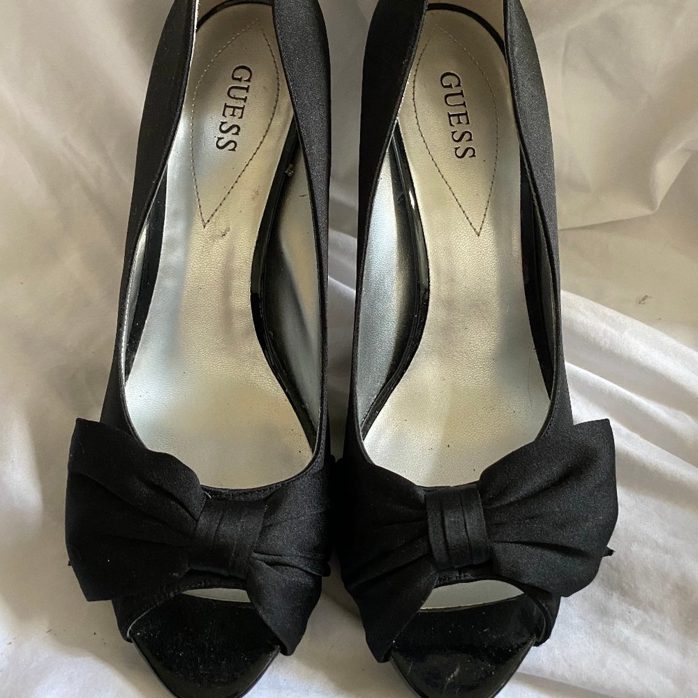 Guess Pumps